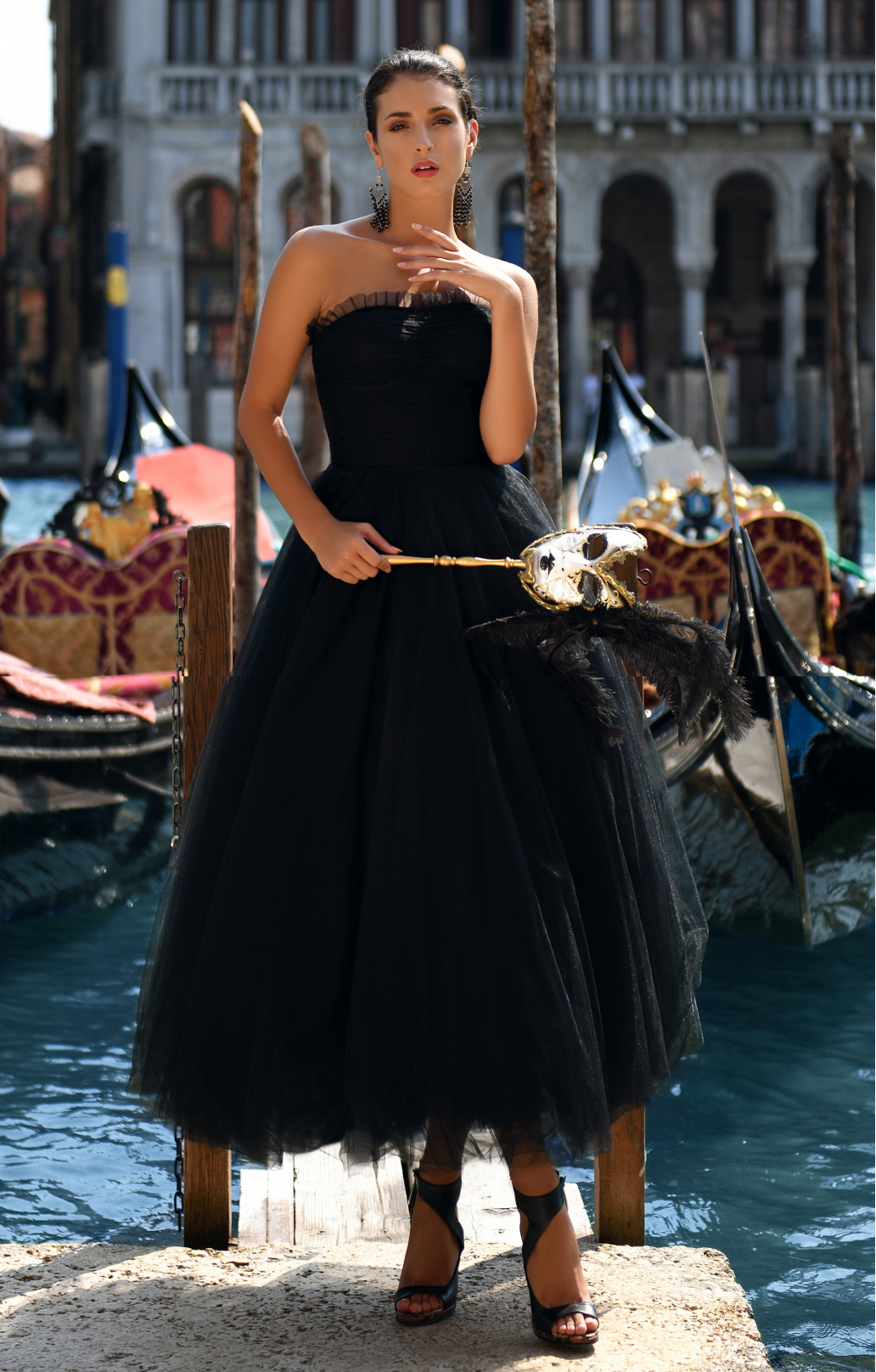 Ballkleid mit Handstickerei "Dancing at a Ball" Ballkleid mit Handstickerei "Dancing at a Ball"